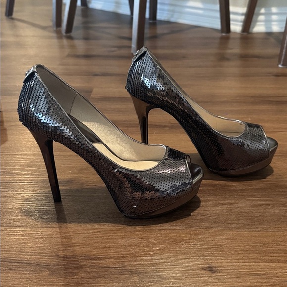 Michael Kors Josie Peep Toe Heels in Gunmetal. Size 8 - Picture 6 of 7